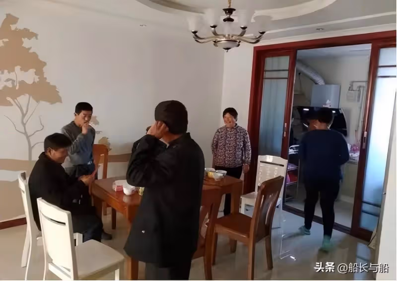 去女婿家裡過年!我和女兒「給親家15口人做飯」 上桌前「女婿指了指沙發」我心裡一陣刺痛