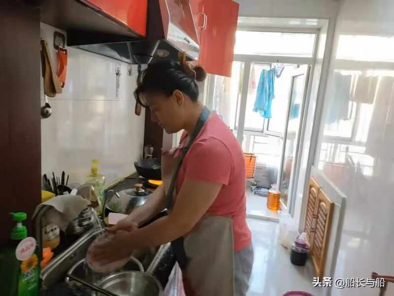 去女婿家裡過年!我和女兒「給親家15口人做飯」 上桌前「女婿指了指沙發」我心裡一陣刺痛