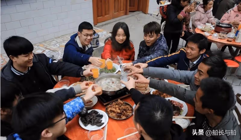 去女婿家裡過年!我和女兒「給親家15口人做飯」 上桌前「女婿指了指沙發」我心裡一陣刺痛