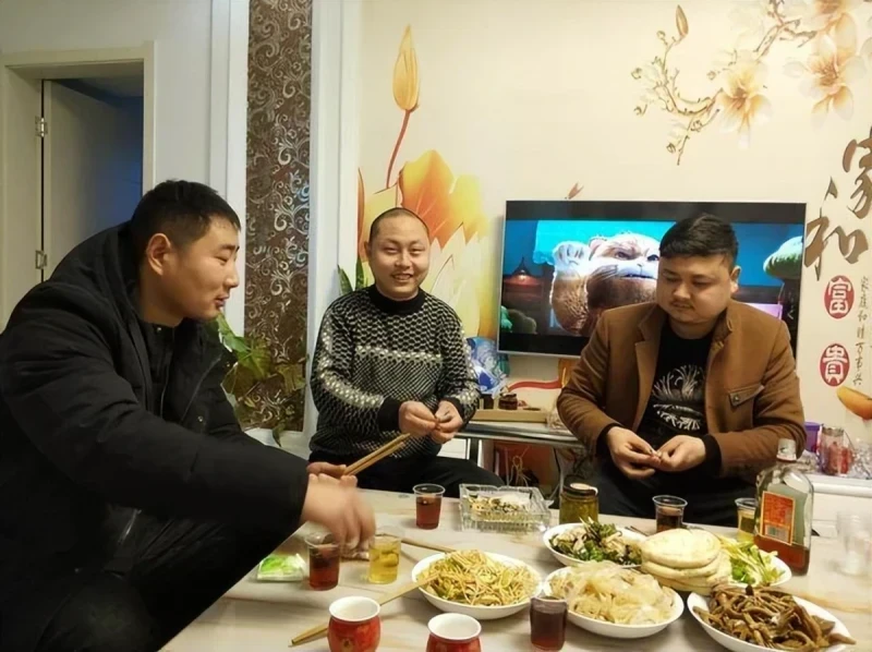 老同學落難！我收留他「包吃住5個月」走時卻一聲不吭　6年之後我結婚「他的賀禮」令我淚流不止