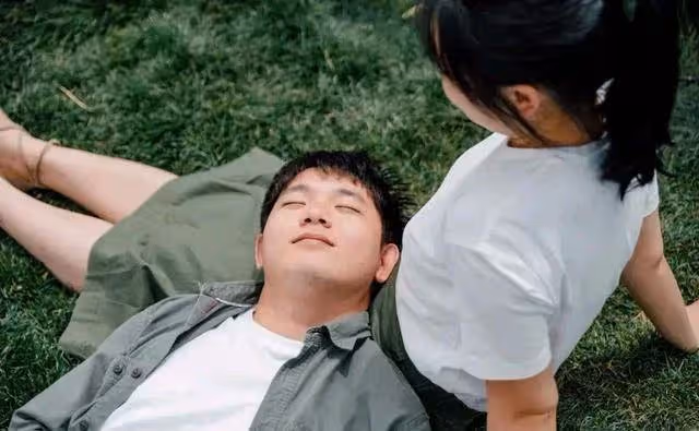 前妻往生2年再婚! 帶現任妻子去了趟「前岳母家」 一開門頓時懵了