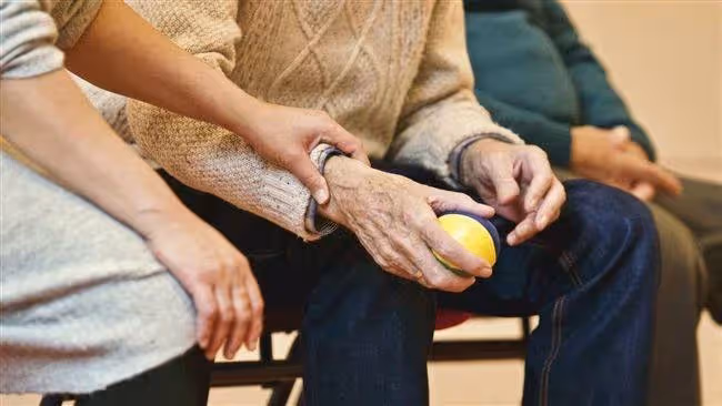 前妻往生2年再婚! 帶現任妻子去了趟「前岳母家」 一開門頓時懵了