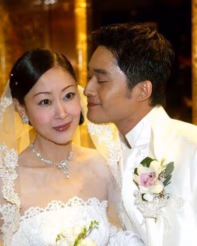 結婚10年!女星容忍老公「8次出軌」被曝出「花1億圈養親閨蜜」後,43歲的她選擇燒炭身亡!