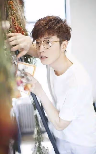 28歲導演楊尚傑的去世,揭開了娛樂圈不為人知的生存法則