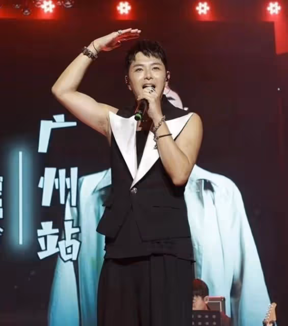 蕭正楠廣州開唱慶出道20年！眾星好友現身，黃翠如上台掀高潮！