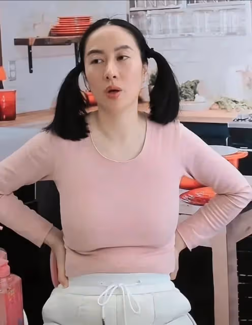 被批淪為大媽!TVB前花旦爆直播大露腰間贅肉、粗魯無儀態真實原因!