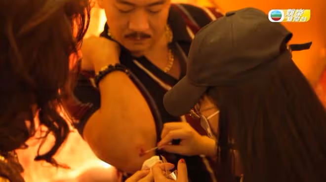 昨日首播!TVB力捧女星險遭強暴,被男拍檔騎身上撕破絲襪!爆參考鍾楚紅形象