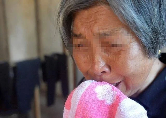 前妻往生2年再婚！帶現任妻子去了趟「前岳母家」　一開門頓時我懵了