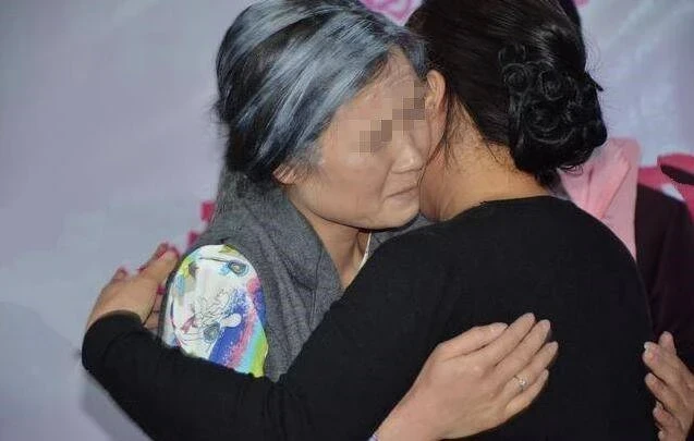 前妻往生2年再婚！帶現任妻子去了趟「前岳母家」　一開門頓時我懵了