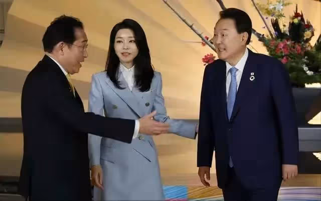 金建希夫婦現身訪談節目秀恩愛，揭養寵物原因，金建希驚現禿鬢角
