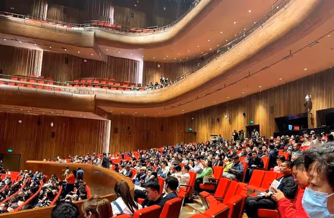 鐵三角西安演話劇,張國立諷刺張鐵林國籍問題,張鐵林當場生氣了