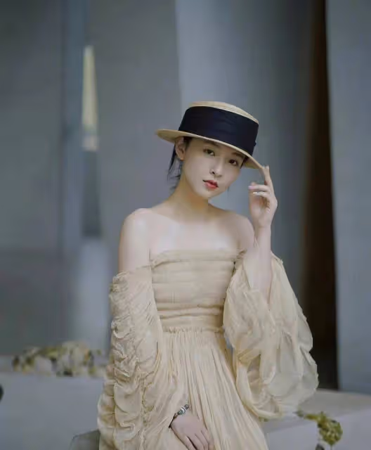 分手後的吳倩哪像29歲,抹身材薄紗裙美得讓人心動,笑容甜到心窩裡