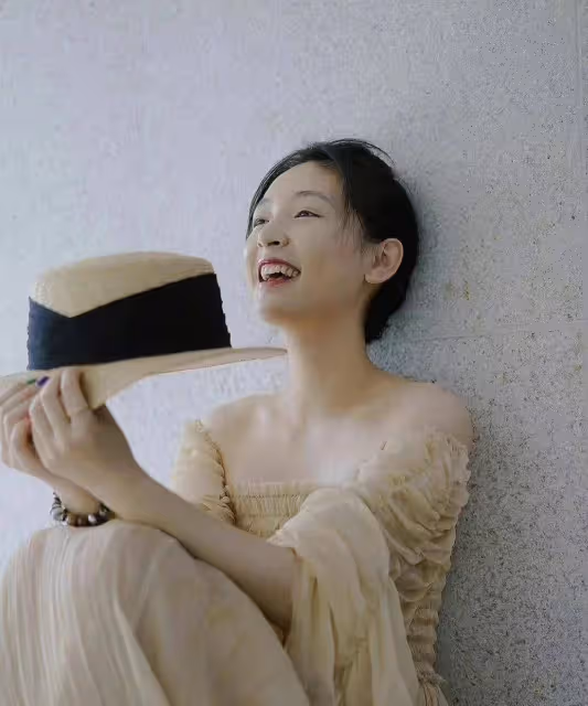分手後的吳倩哪像29歲,抹身材薄紗裙美得讓人心動,笑容甜到心窩裡