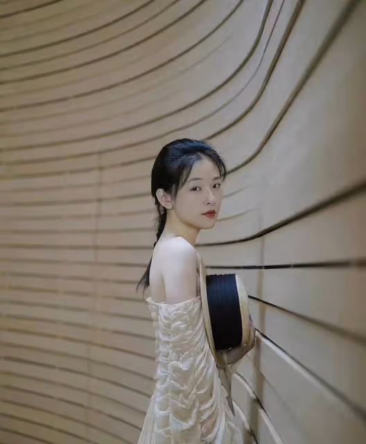分手後的吳倩哪像29歲,抹身材薄紗裙美得讓人心動,笑容甜到心窩裡