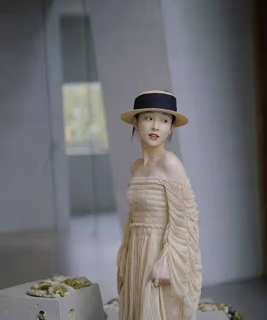 分手後的吳倩哪像29歲,抹身材薄紗裙美得讓人心動,笑容甜到心窩裡