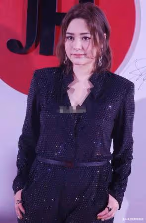 阿嬌發福出席某活動被爆料修圖過度,原圖和修飾過照片判若兩人
