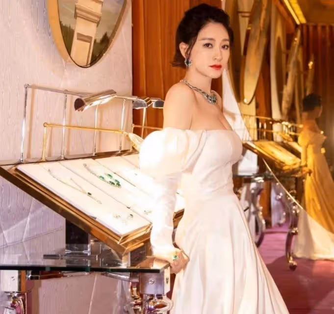 李小冉不愧是「大號水蜜桃」,穿抹身材裙有點「擠」,47歲別有氣質