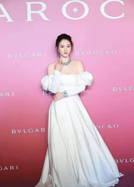 李小冉不愧是「大號水蜜桃」,穿抹身材裙有點「擠」,47歲別有氣質
