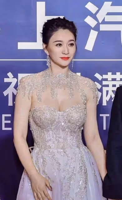 李小冉不愧是「大號水蜜桃」,穿抹身材裙有點「擠」,47歲別有氣質