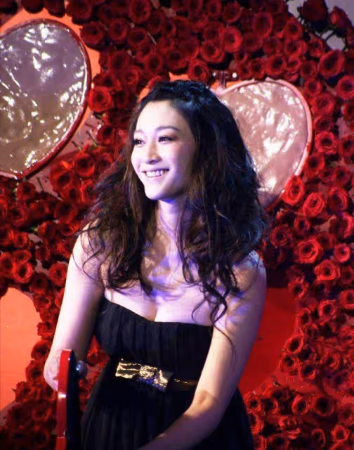 李小冉不愧是「大號水蜜桃」，穿抹身材裙有點「擠」，47歲別有氣質
