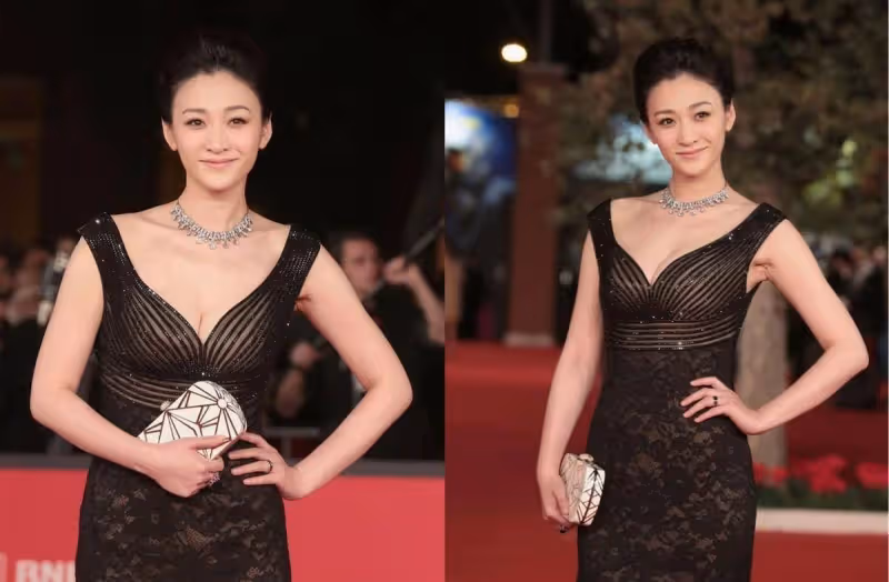 李小冉不愧是「大號水蜜桃」，穿抹身材裙有點「擠」，47歲別有氣質