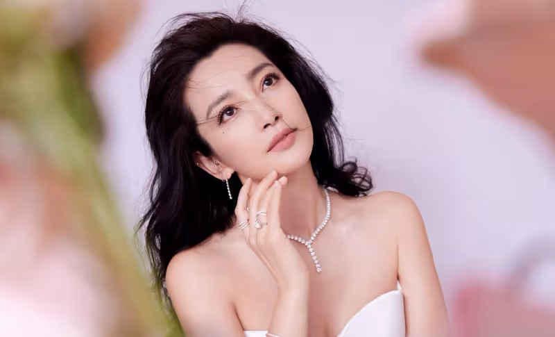 李姐姐的大花格調:卷髮朱唇配白色抹身材魚尾裙,浪漫且優雅