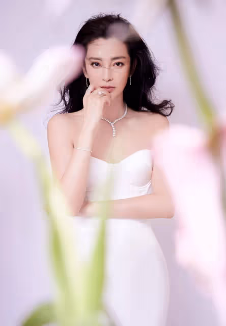 李姐姐的大花格調:卷髮朱唇配白色抹身材魚尾裙,浪漫且優雅