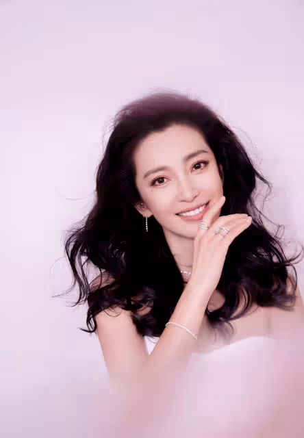 李姐姐的大花格調:卷髮朱唇配白色抹身材魚尾裙,浪漫且優雅