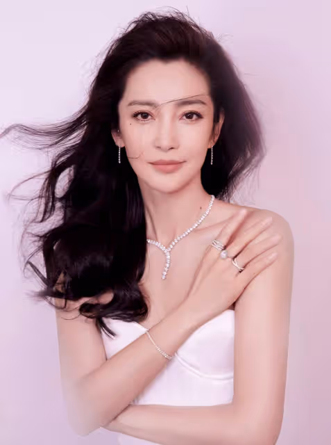 李姐姐的大花格調:卷髮朱唇配白色抹身材魚尾裙,浪漫且優雅