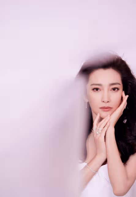 李姐姐的大花格調：卷髮朱唇配白色抹身材魚尾裙，浪漫且優雅
