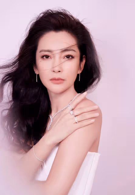 李姐姐的大花格調：卷髮朱唇配白色抹身材魚尾裙，浪漫且優雅