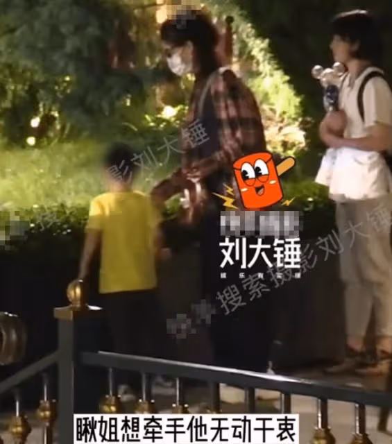 馮紹峰兒子這麼大了?4歲想想身高超穎寶腰部,拒絕媽媽牽手摸頭