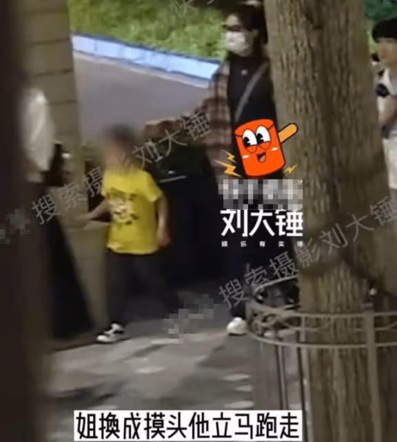 馮紹峰兒子這麼大了?4歲想想身高超穎寶腰部,拒絕媽媽牽手摸頭