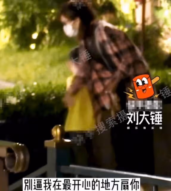 馮紹峰兒子這麼大了?4歲想想身高超穎寶腰部,拒絕媽媽牽手摸頭