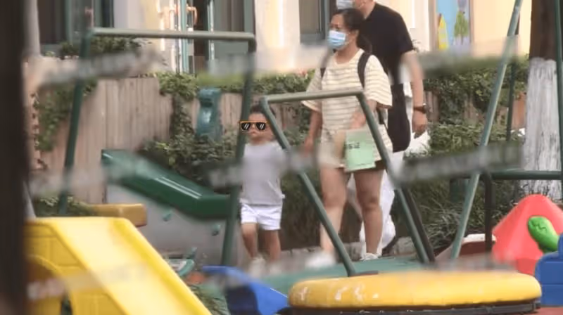 馮紹峰兒子這麼大了?4歲想想身高超穎寶腰部,拒絕媽媽牽手摸頭