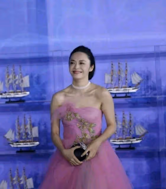 姚晨身穿粉色抹身材裝美膀大腰寬太尷尬,「腿精姚」還是黑色最帥氣