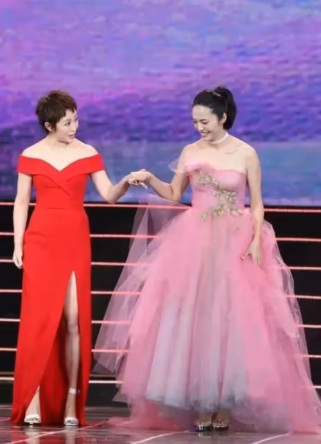 姚晨身穿粉色抹身材裝美膀大腰寬太尷尬,「腿精姚」還是黑色最帥氣