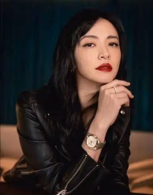姚晨身穿粉色抹身材裝美膀大腰寬太尷尬，「腿精姚」還是黑色最帥氣