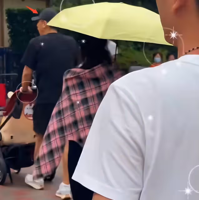 趙麗穎游迪士尼第二彈,想想叛逆拒絕媽媽牽手,神秘男子推嬰兒車