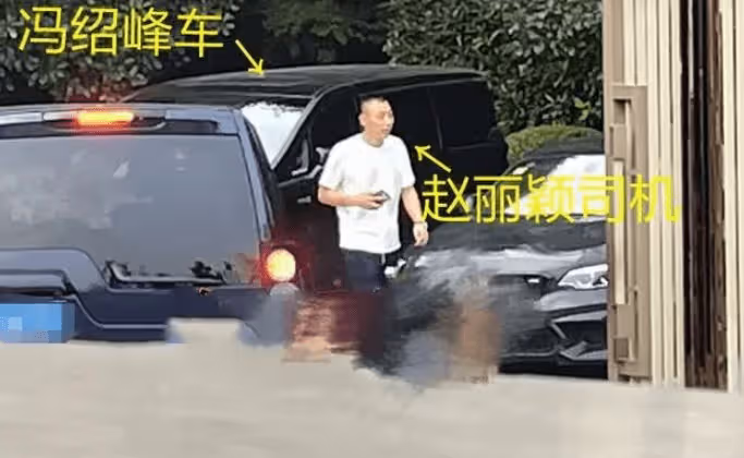 趙麗穎游迪士尼第二彈,想想叛逆拒絕媽媽牽手,神秘男子推嬰兒車
