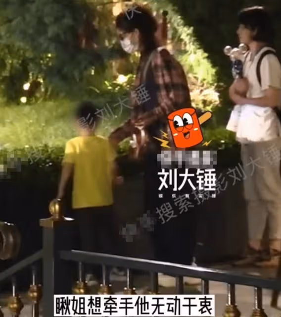 趙麗穎游迪士尼第二彈,想想叛逆拒絕媽媽牽手,神秘男子推嬰兒車