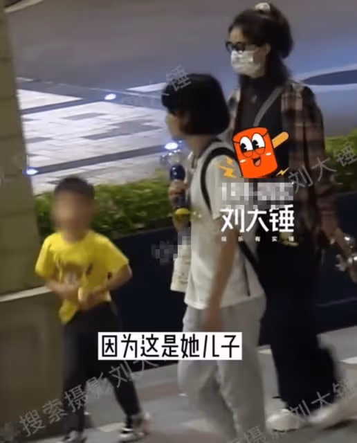 趙麗穎游迪士尼第二彈,想想叛逆拒絕媽媽牽手,神秘男子推嬰兒車