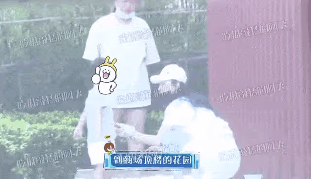 趙麗穎游迪士尼第二彈,想想叛逆拒絕媽媽牽手,神秘男子推嬰兒車