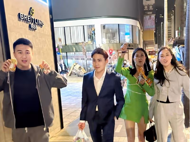 奚夢瑤參加朋友婚禮,穿抹身材紫色拖地長裙,高端大氣有魅力