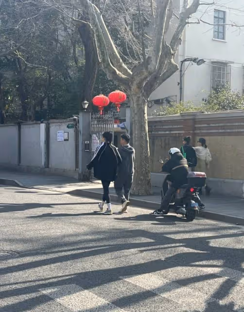 奚夢瑤參加朋友婚禮,穿抹身材紫色拖地長裙,高端大氣有魅力