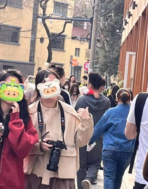 奚夢瑤參加朋友婚禮,穿抹身材紫色拖地長裙,高端大氣有魅力
