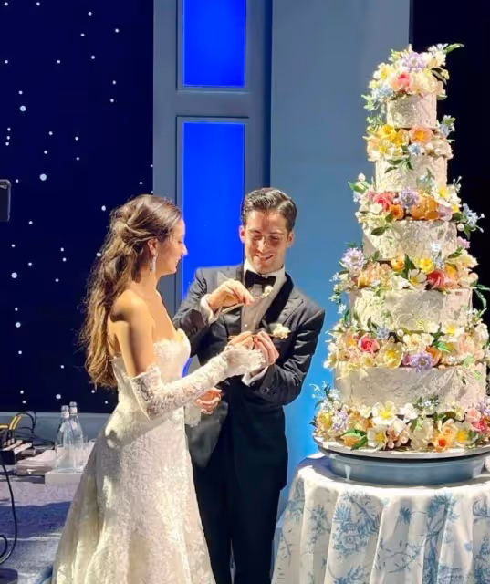 奚夢瑤參加朋友婚禮,穿抹身材紫色拖地長裙,高端大氣有魅力