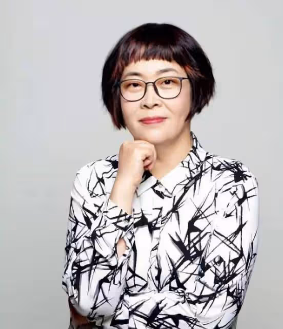 張越：紮根電視27年，退休後演話劇，57歲未婚，如今與狗狗相伴