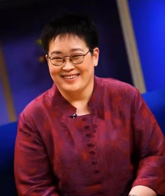 張越：紮根電視27年，退休後演話劇，57歲未婚，如今與狗狗相伴