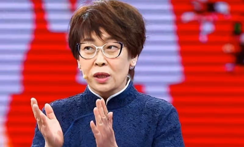 張越：紮根電視27年，退休後演話劇，57歲未婚，如今與狗狗相伴